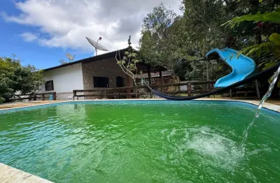 Chácara com piscina, 4 quartos, churrasqueira e árvores frutíferas em Peruíbe.