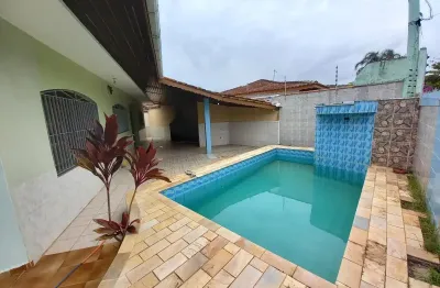 Casa na praia com 3 quartos e piscina em Itanhaém - R$ 690.000,00.