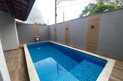 Casa na praia com piscina e 2 quartos em Itanhaém - R$ 499.000,00.