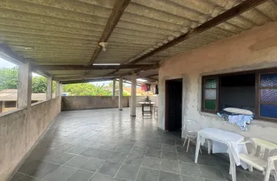 Casa com 2 quartos, jardim e espaço para piscina em Itanhaém.