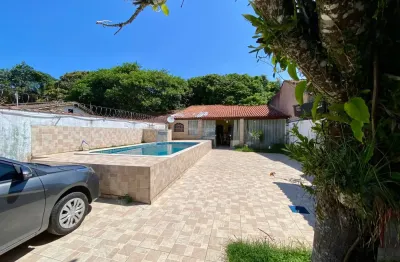 Casa com piscina, 2 quartos e área gourmet em Itanhaém - R$ 410.000,00.