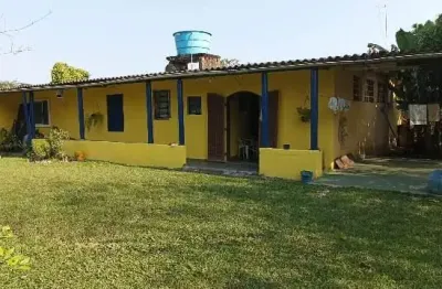 Chácara com 3 quartos, churrasqueira e espaço para piscina em Itanhaém.
