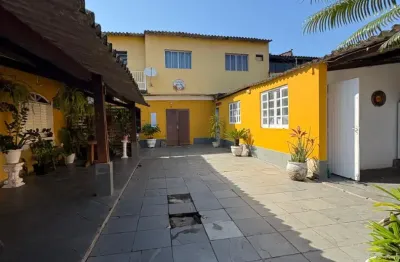 Casa na praia com piscina, 4 quartos, área gourmet e edícula em Itanhaém.