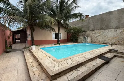 Casa com 3 quartos, piscina, edícula e área gourmet em Itanhaém.