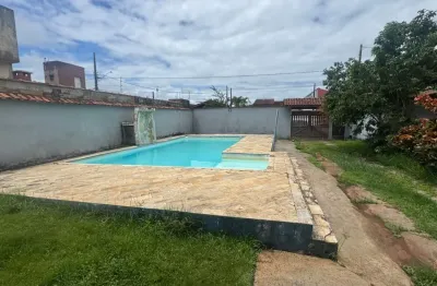 Casa na praia com piscina e 4 quartos em Itanhaém - R$ 480.000,00.