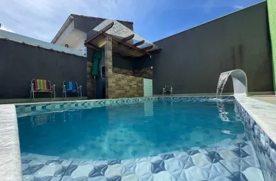 Casa na praia com piscina e 2 quartos em Peruíbe - R$ 420.000,00.