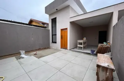 Casa com 2 quartos e espaço para piscina em Peruíbe - R$ 450.000,00.