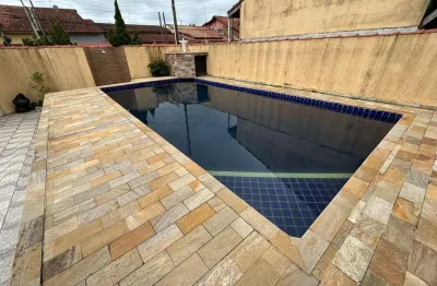 Casa com piscina, 5 quartos e área gourmet em Peruíbe - R$ 650.000,00.