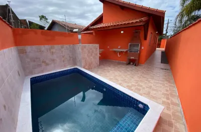 Casa com piscina, 2 quartos e área gourmet em Itanhaém - R$ 265.000,00.