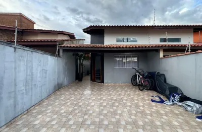 Casa na praia com 3 quartos e área gourmet em Itanhaém - R$ 360.000,00.