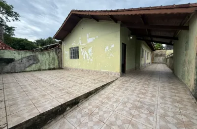 Casa com 3 quartos, área gourmet e espaço para piscina em Peruíbe.