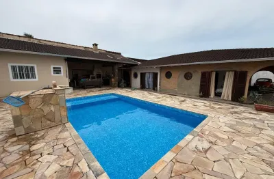 Casa na praia com 4 quartos e piscina em Itanhaém - R$ 950.000,00.