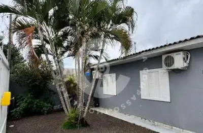 Casa espaçosa a venda ipê, uma suíte e mais dois quartos, área gourmet e piscina