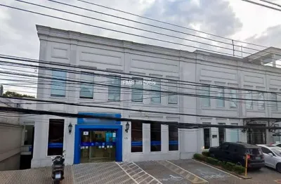 Loja comercial de alto padrão para locação em alto de pinheiros, 6 vagas de garagem e 440m² de área.