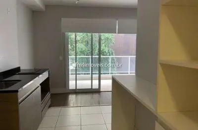 Apartamento com armários na cozinha, quarto e banheiro, ar condicionado, cooktop.