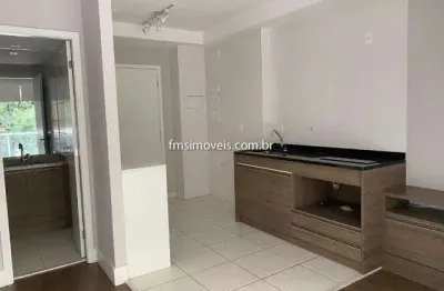 Apartamento com armários na cozinha, quarto e banheiro, ar condicionado, cooktop.