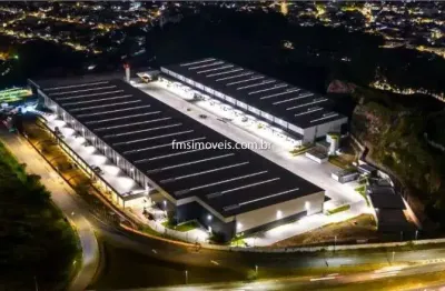 Galpão Industrial para Locação na Vila Carmosina, São Paulo-SP: 1 Sala, 2 Banheiros, 5 Vagas de Garagem, 1.613m² de Área.