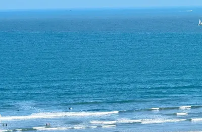 Oportunidade em predio frente ao mar ,02 dormitorios  vista lateral do mar