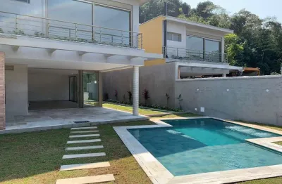 Casa em condomínio para venda com 5 quartos, sendo 5 suítes, 180m²