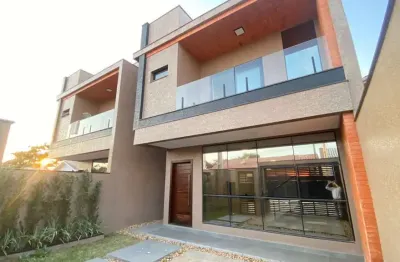 Sobrado de alto patrão com piscina a 300 metros do mar