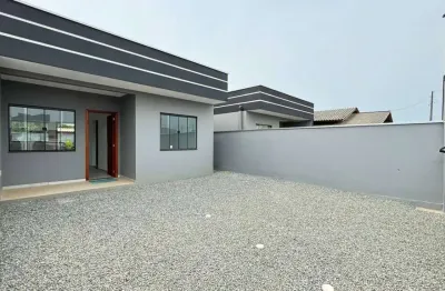 Casa 6 min da praia com espaço nos fundos pra piscina