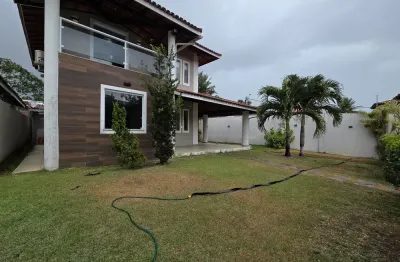 Casa em condomínio fechado com amplo terreno! agende uma visita!