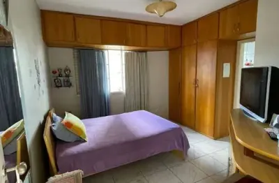 Casa em rua plana, várias árvores frutíferas no lote