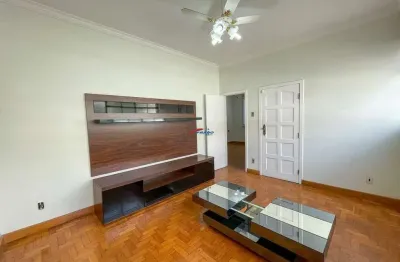 Apartamento térreo, 3 quartos, 1 banho, 2 vagas , ótima localização, s/escada