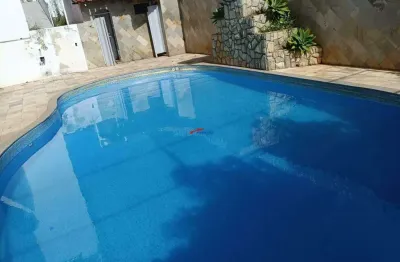 Casarão de luxo e potencial comercial 4 quartos enormes, piscina e infraestrut.