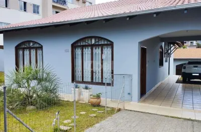 Casa com 3 quartos para alugar na Rua Tangará, 188, Saguaçu, Joinville