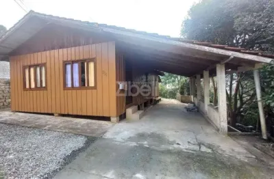 Casa de madeira no iririú com 3 quartos para locação, 103 m²