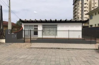 Casa com 3 quartos para alugar na Rua Itaguaçu, 95, Santo Antônio, Joinville