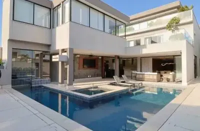 Maravilhosa casa no condomínio alphaville na barra da tijuca