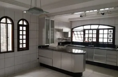 spaçoso Sobrado 315m² na Vila Hebe - 4 Suítes, Salão de Festas e 3 Vagas