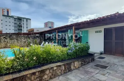 Excelente casa localizada em candeias, ao lado do café fridda com 350m².