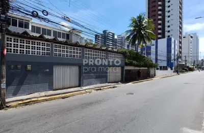 Casa térrea com excelente localização em candeias, possui 700m² de área construída.