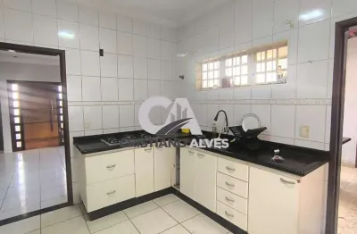 Casa usada com piscina de esquina à venda , setor papillon park, aparecida de goiânia próximo supermercado, avenida anel viário