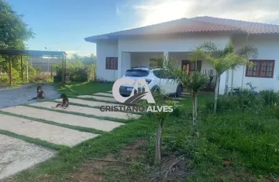 Casa a venda Condomínio estância das águas em   Hidrolândia, 04 quartos sendo 2 suítes