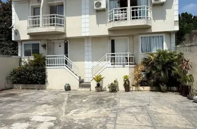 Casa para alugar com 135m², 3 quartos, 4 banheiros, 2 vagas de garagem.