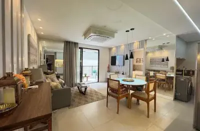 Apartamento pé na areia com 1 suíte + ampla varanda, mobiliado e projetado