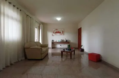 Apartamento amplo com 4 quartos, 2 suítes e 2 vagas paralelas