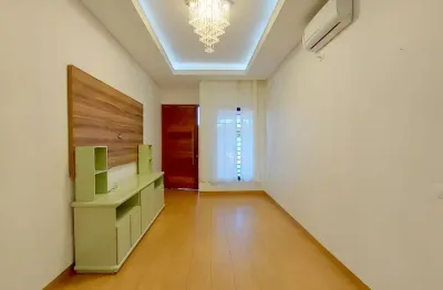 Pioneiros catarinense - 1 síte c/closet, 2 quartos, q bwc, 1 lavabo, sala, sala de jantar cozinha, quintal , churrasq, 4 vagas de carro, a/c-157m²