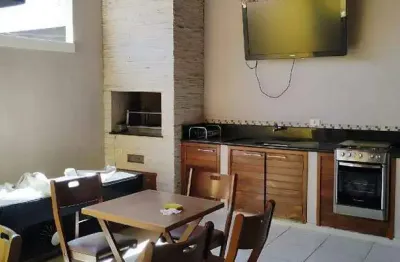 Sobrado em condomínio fechado com excelente padrão de acabamento, ideal para quem busca conforto, espaço e segurança.