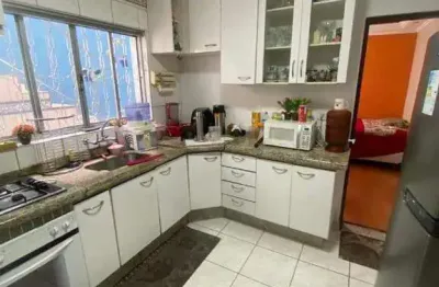Uma casa imponente, espaçosa e pronta para receber a sua família com todo conforto que você merece. localizada em rua tranquila, mas com amplo comérci