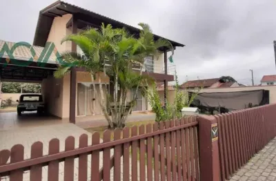 Espaçoso sobrado disponível para locação mensal, apenas 250 metros da praia!