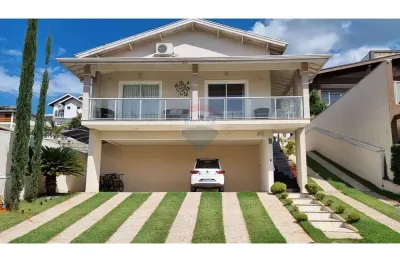 Casa em condomínio de Bragança Paulista, com 319 m², 3 suítes, 6 vagas, piscina, sauna e área Gourmet.