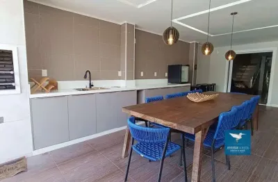 Casa duplex com energia solar, móveis projetados, piscina e amplo deck em rua pública na região central eusébio, 180m2, 03 suítes, gabinete, sala com 02 ambientes, varanda, 04 vagas