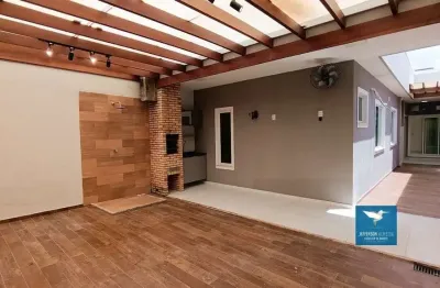 Casa plana solta com energia solar, móveis projetados e deck com churrasqueira em eusébio, energia solar instalada, 03 quartos, 98m2, lote de 180m2, sala com pé direito alto, 02 vagas