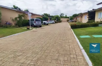 Casa plana em condomínio fechado no eusébio, 53m2, amplo quintal, 02 quartos, 01 banheiro, 02 vagas, região central próximo a restaurantes, escolas e comércio