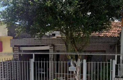 Casa ampla com 02 dormitórios e vaga de garagem para 02 carros